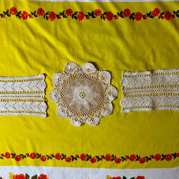 Vintage Crochet Two-Tone Doily Table Mat Set - Picture 1 of 5